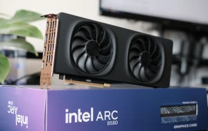 کارت گرافیک اینتل Arc B770 به رنگ مشکی و آبی