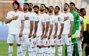 تیم ملی فوتبال آقایان ایران در حال خواندن سرود ملی
