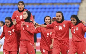 تیم ملی فوتبال بانوان ایران در حال شادی کردن