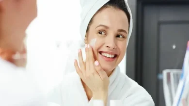 یک خانم در حال انجام روتین پوستی