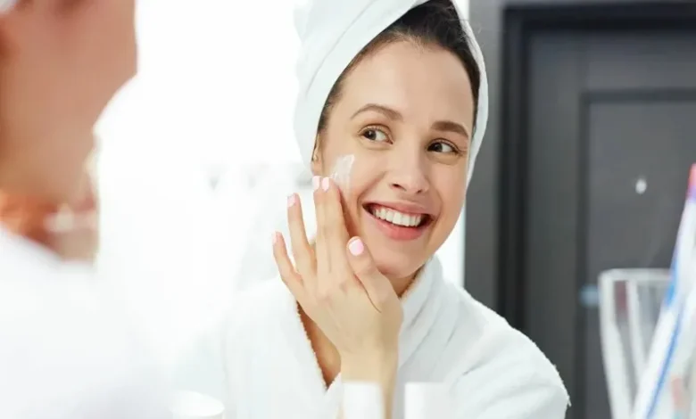 یک خانم در حال انجام روتین پوستی