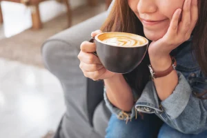 یک خانم در حال نوشیدن قهوه