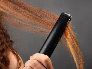 اتو مو در حال صاف کردن مو