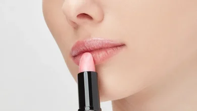 رژ لب روی لب یک خانم