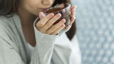 یک دختر در حال نوشیدن چای