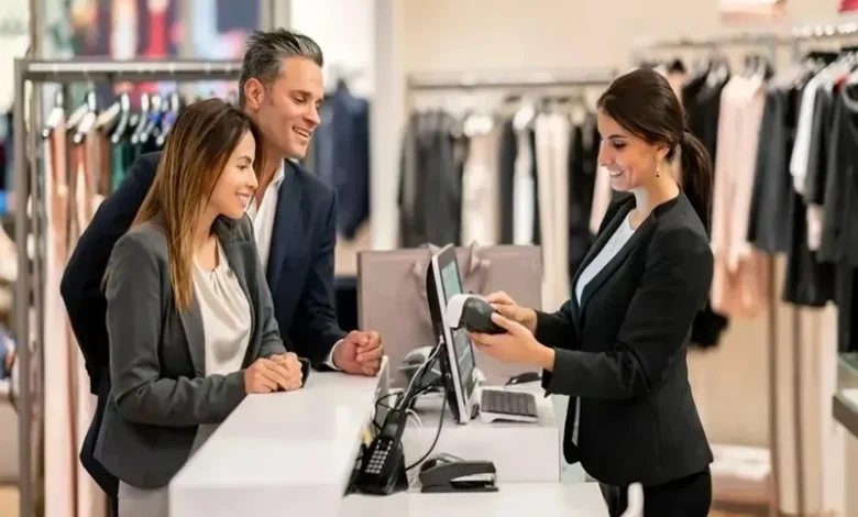 تخفیف دادن فروشنده خانم به دو مشتری