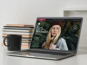 لپتاپ روی میز