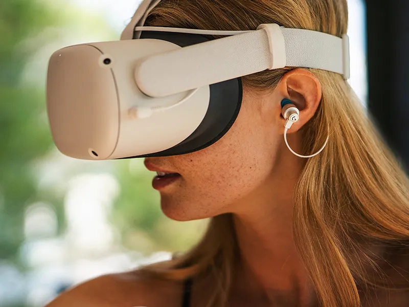 یک خانم در حال استفاده از هدست VR