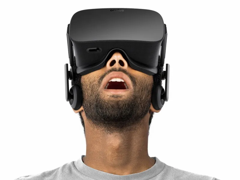 یک آقا در حال استفاده از هدست VR